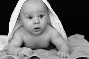 baby-mit-handtuch